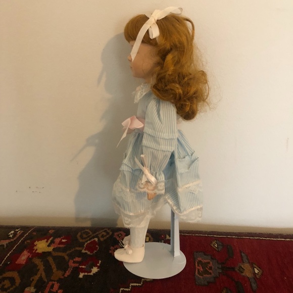 Porcelain Doll - including stand - Picture 8 of 8